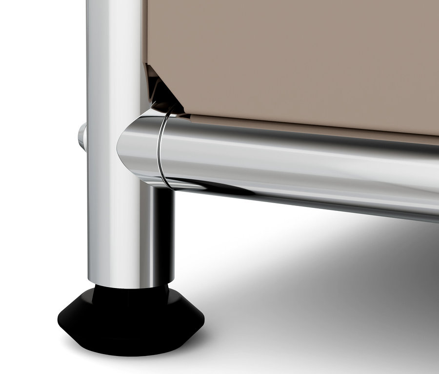 Detailansicht eines taupefarbenen Metall »CN3« Kommode mit Holzplatte, verchromtem Bein und schwarzem Fuß.