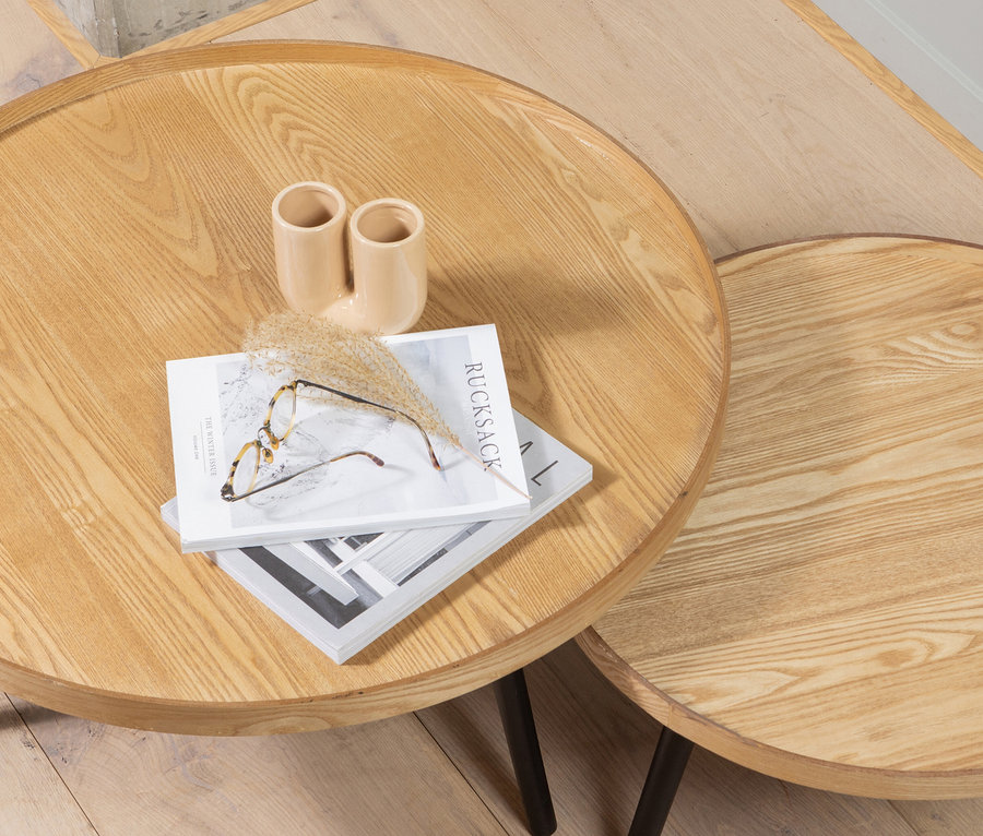 Zwei Couchtische aus Holz mit Büchern, Brille und Vase. Zu sehen ist der Woood Beistelltisch »Mesa XL«, Holz naturfarben.