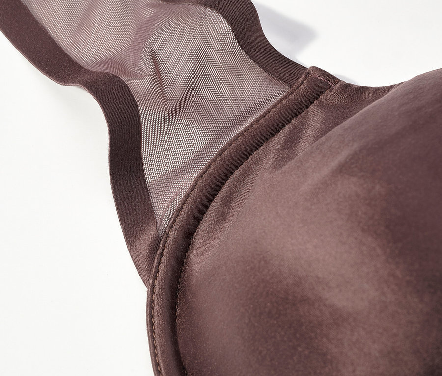 Detailaufnahme eines braunen BHs mit Tülleinsatz auf weißem Hintergrund.