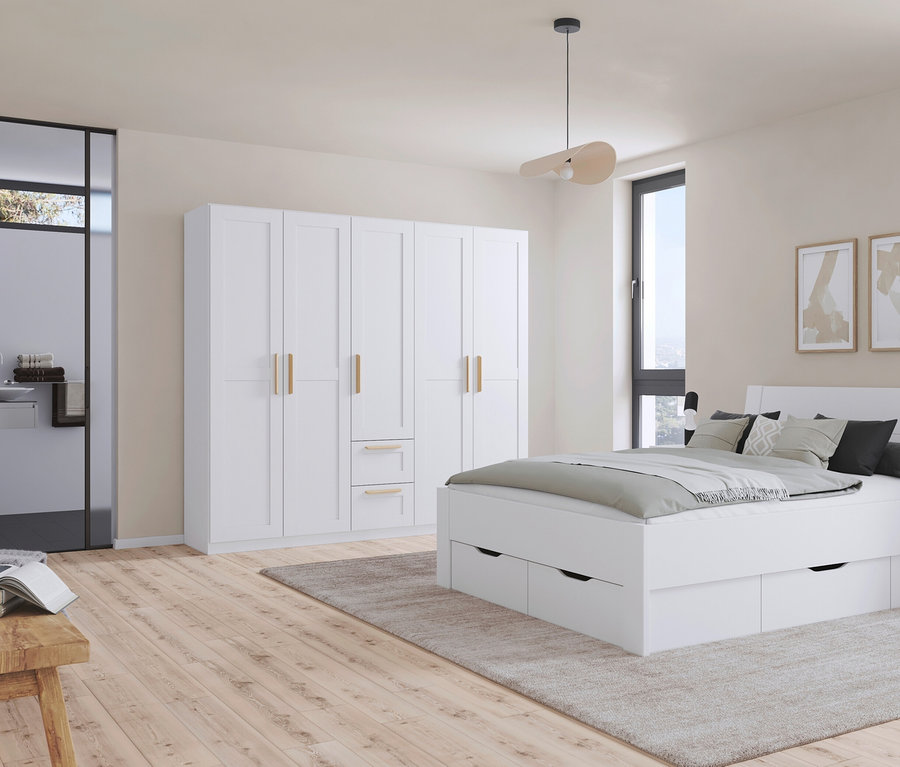 Schlafzimmer mit weißem Bett, Nachttisch und fünftürigem rauch Drehtürenschrank »Quadra-Spin Country«.