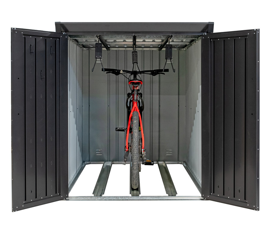 Ein rotes Fahrrad in einer geöffneten Fahrradbox.