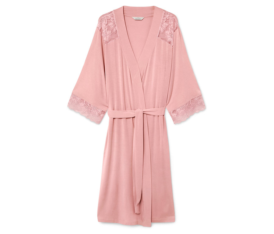 Rosa Bademantel mit Spitze an Ärmeln und Schultern, mit Bindegürtel, auf weißem Hintergrund.