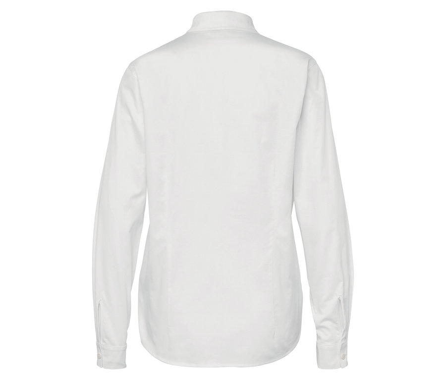 Rückansicht eines weißen, langärmligen Hemdes.
