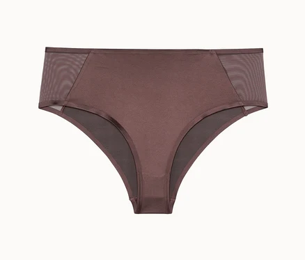 Braune Unterhose mit Netzdetails auf weißem Hintergrund.