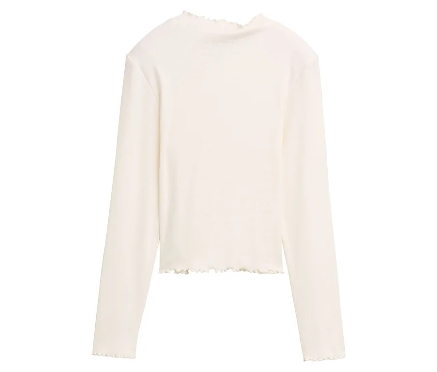 Beiges Langarmshirt mit Rüschen am Saum und Halsausschnitt.