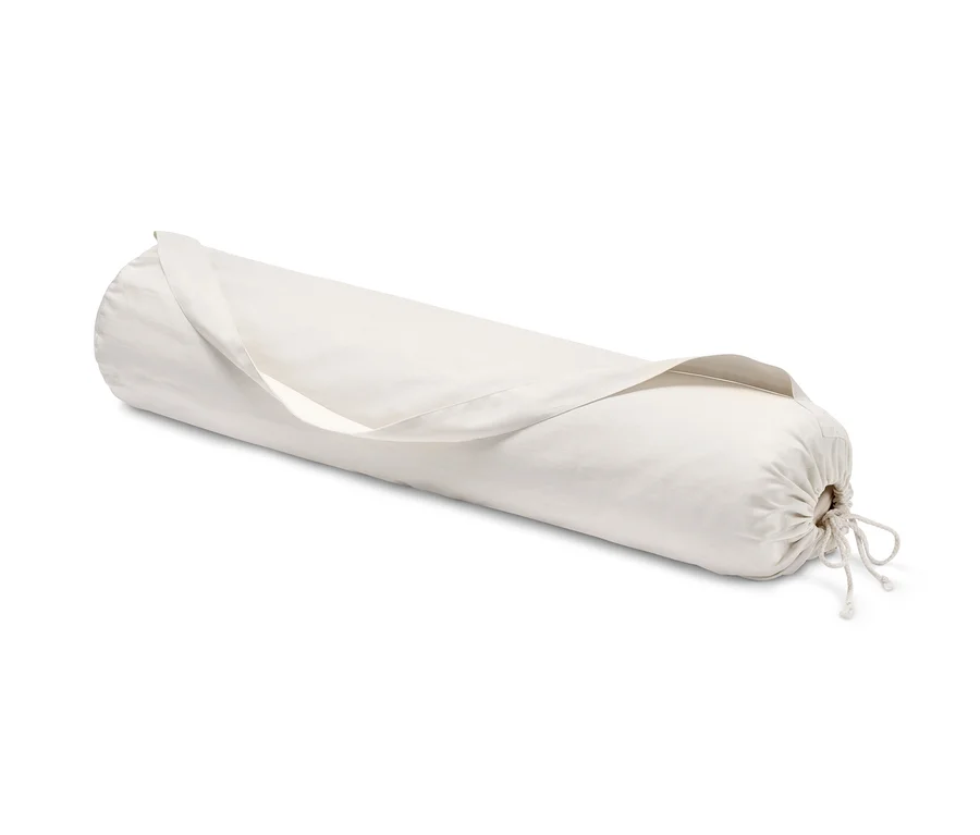 Eine zusammengerollte Schurwoll-Yogamatte in einer Stoffhülle.