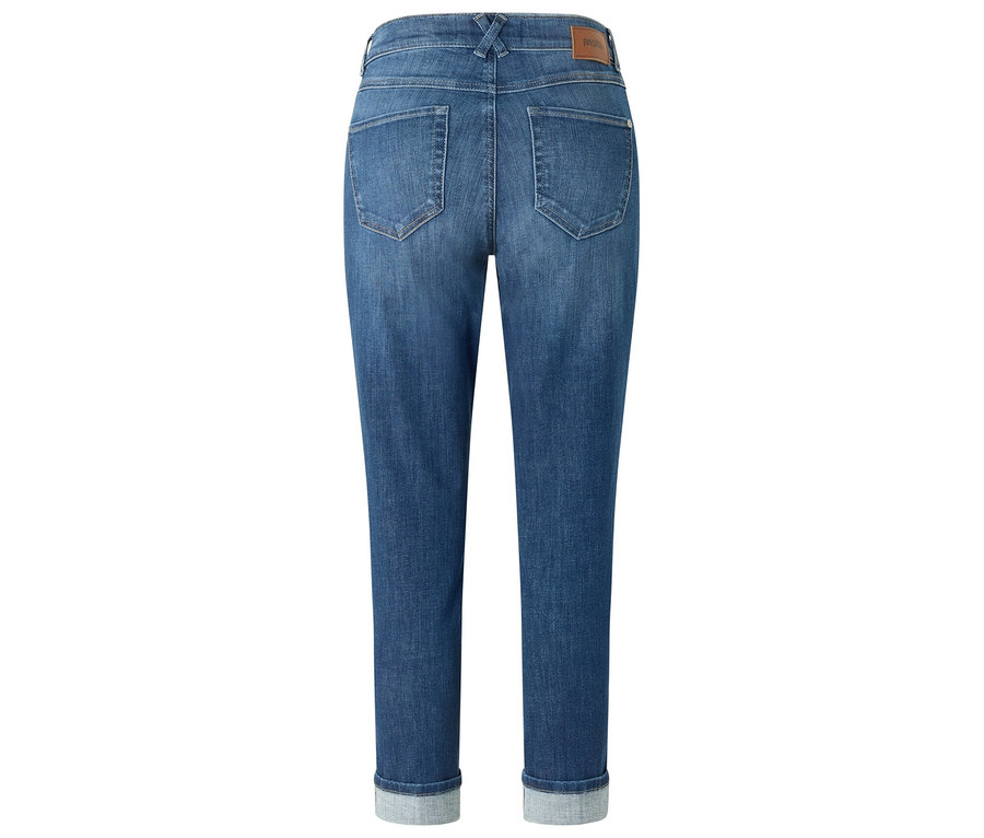 Rückansicht einer blauen Jeans mit umgekrempelten Hosenbeinen.