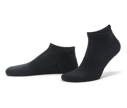 Zwei schwarze Socken auf einem weißen Hintergrund.