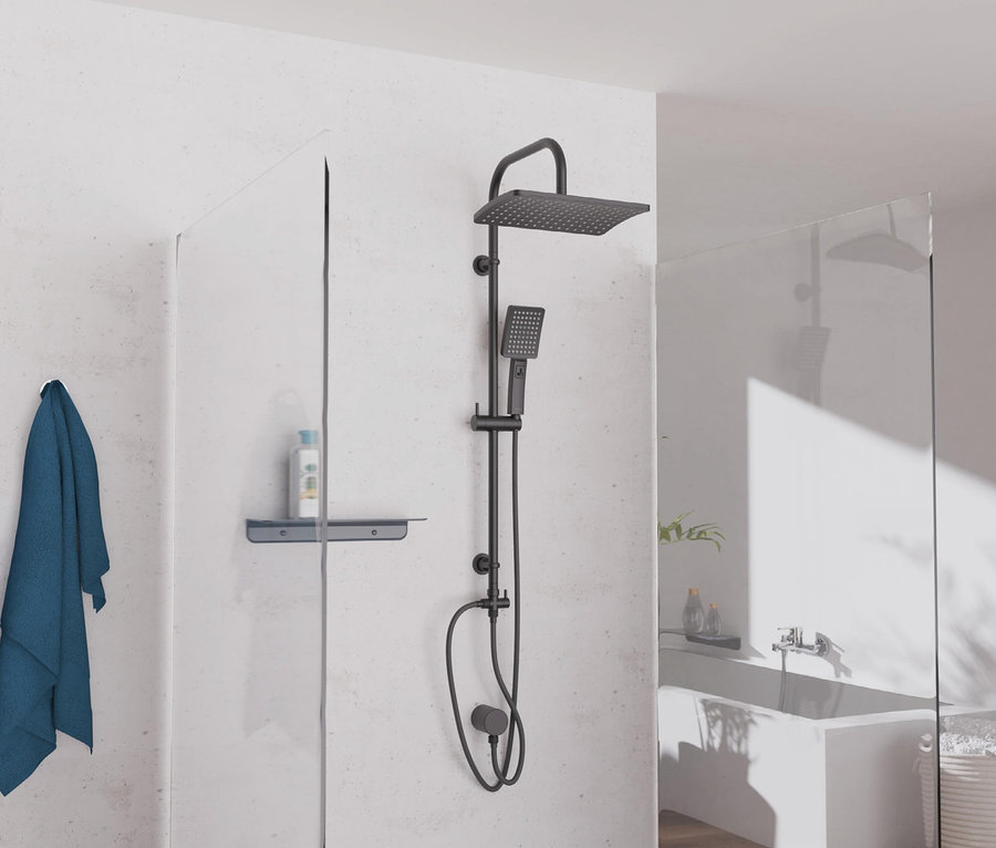 Im Badezimmer befindet sich ein schwarzes Überkopfbrause-Set »Mallorca« und ein blaues Handtuch, das neben einem Regal hängt.