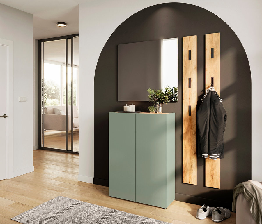 Eingangsbereich mit Schuhschrank »Alviano« in Taupe, Spiegel und Hängegarderobe an der Wand.