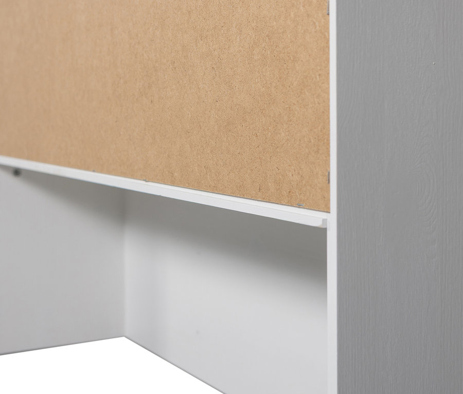 Detailansicht eines weißen Regals mit einer braunen Rückwand.