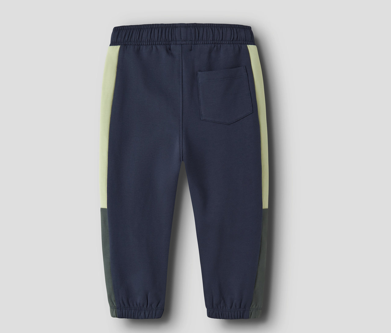 Nahaufnahme der Rückseite einer marineblauen NAME IT Sweathose mit Colorblock-Design.