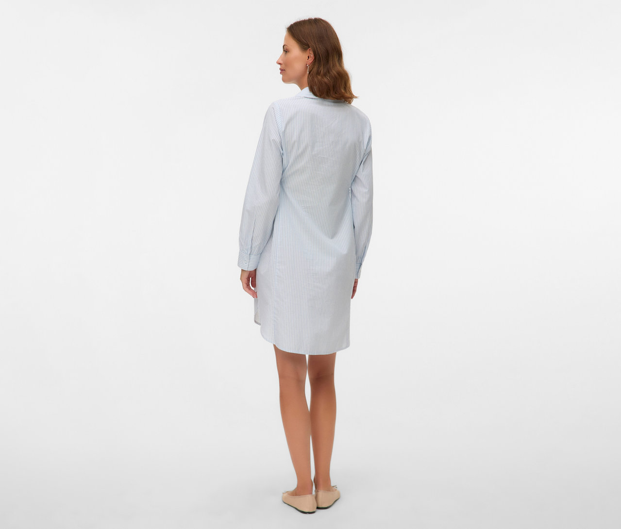 Frau von hinten in MAMALICIOUS T-Shirt-Kleid »MLLETICIA LIA« mit hellblauen Streifen und beigen Schuhen.