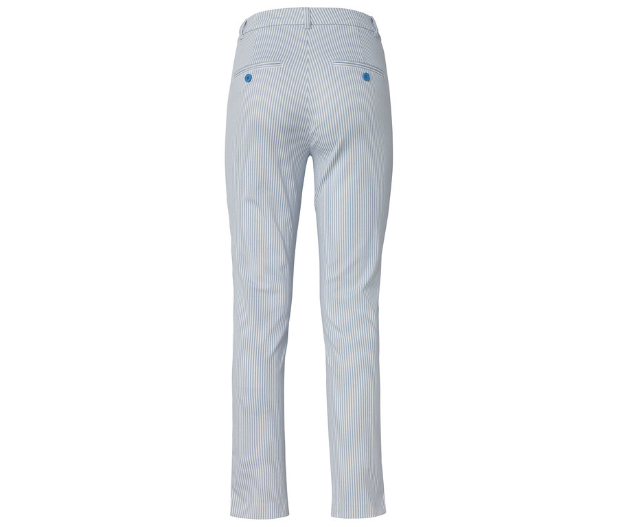 Rückansicht einer hellblau-weiß gestreiften Hose mit blauen Knöpfen.