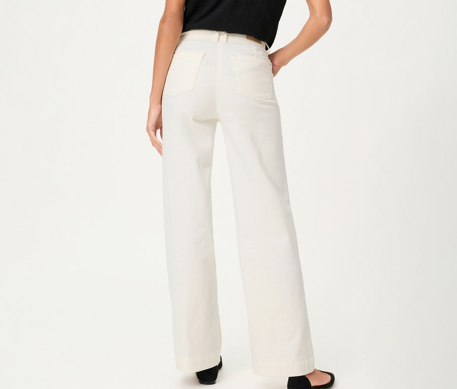 Rückansicht einer Frau in Olsen Wide Leg Jeans und schwarzen Schuhen.