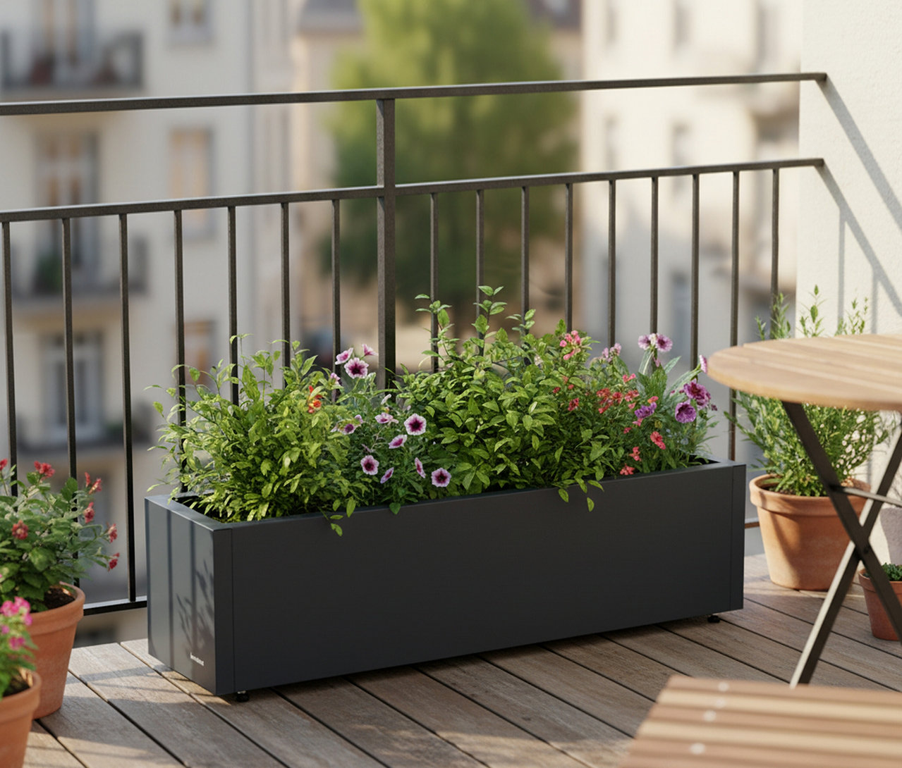 Blumenkasten mit bunten Blumen auf einem Balkon.