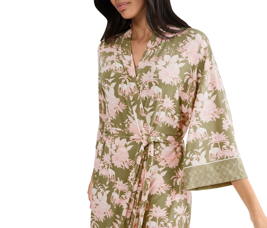 Frau trägt einen blumigen Bademantel in Grün und Rosa.