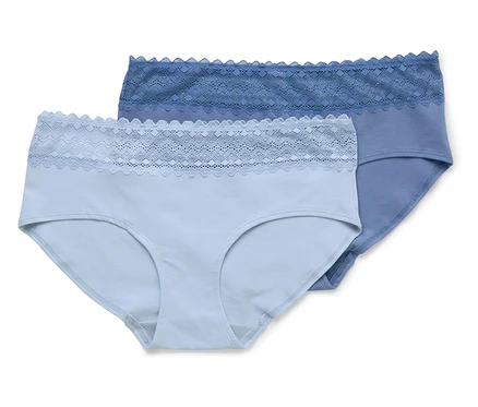 Zwei blaue Baumwollslips mit Spitzenbund liegen übereinander.
