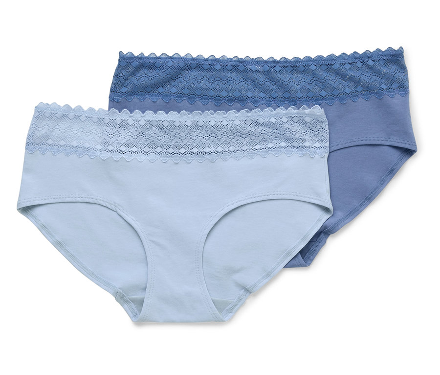 Zwei blaue Baumwollslips mit Spitzenbund liegen übereinander.