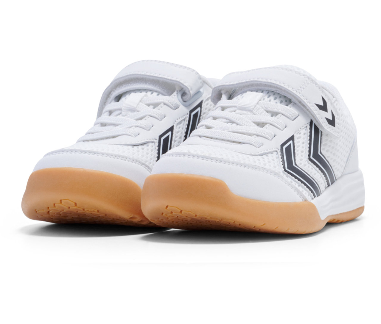 Zwei weiße hummel® Multiplay Flex VC JR Schuhe mit Klettverschluss und brauner Sohle stehen nebeneinander.