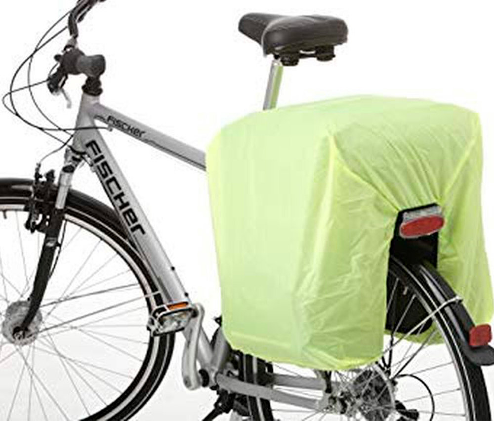 Silbernes Fahrrad mit schwarzem Sattel und FISCHER Gepäckträgertasche in Gelb über dem Gepäckträger.