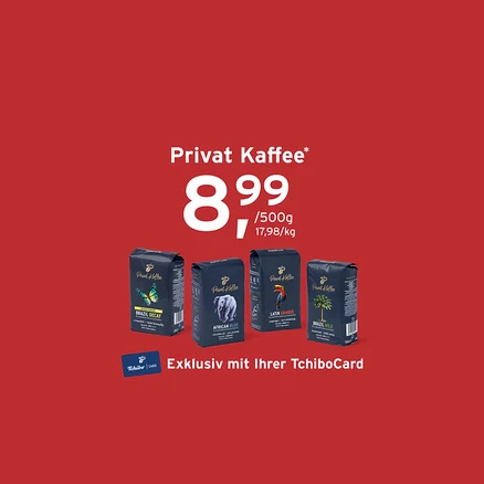 Vier Packungen Privat Kaffee in den Sorten Brazil Decaf, African Blue, Latin Grande und Brazil Mild vor rotem Hintergrund.