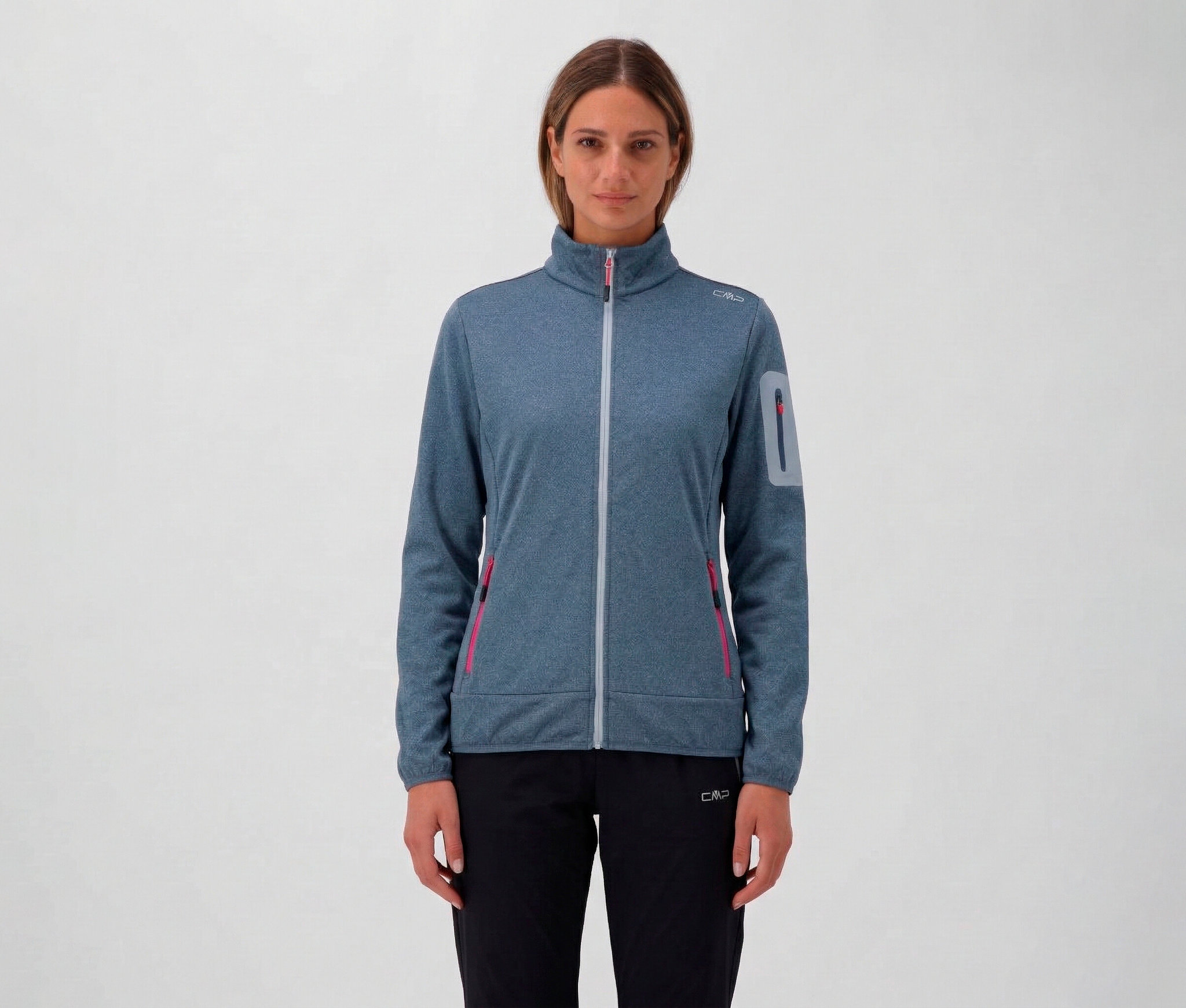 Frau in schwarzer Hose und blauer CMP Damen-Jacke mit Reißverschluss und Taschen.