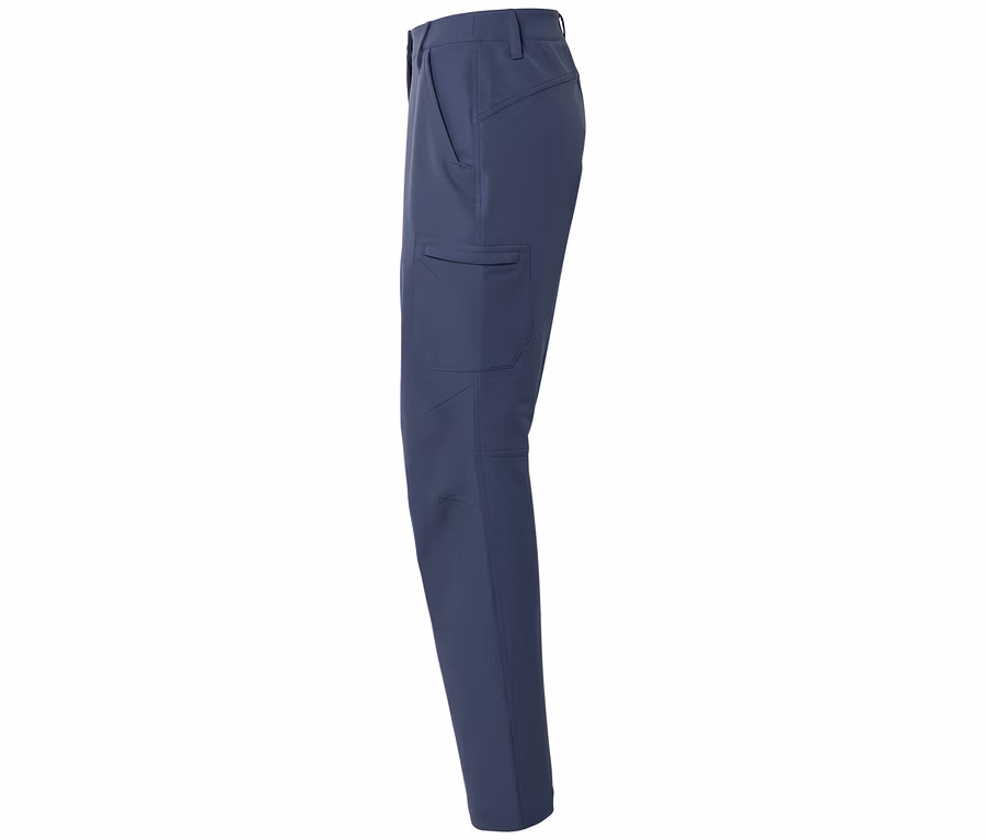 Dunkelblaue Cargohose, seitlich stehend, mit einer aufgesetzten Tasche am Oberschenkel.