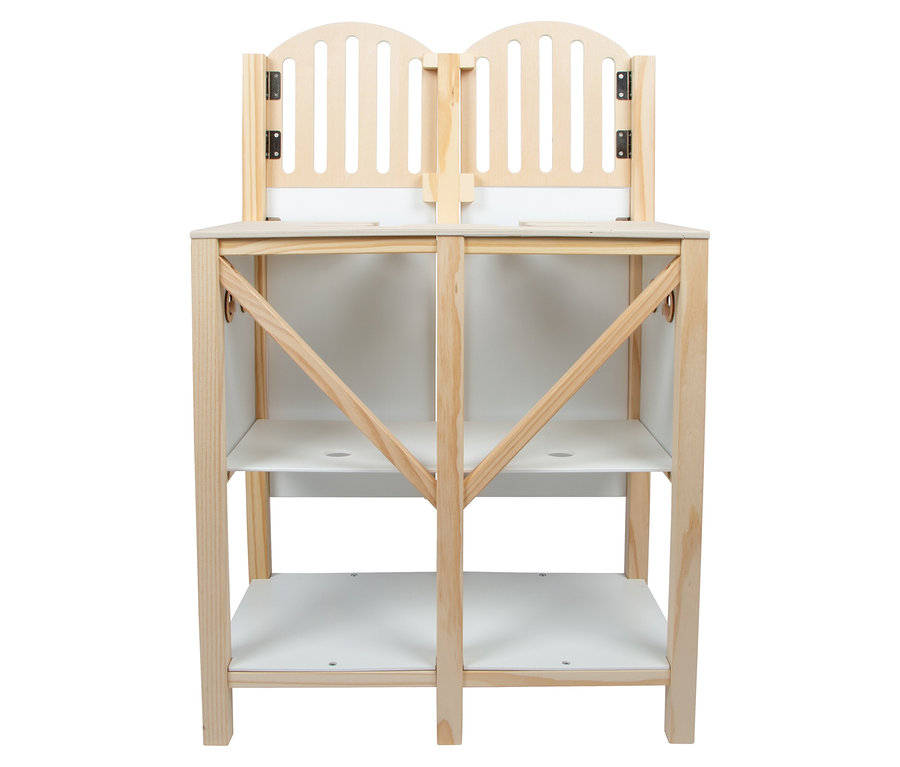 Der small foot Hobby-Horse-Pferdestall aus hellem Holz mit zwei Regalböden und zwei Pferdeboxen mit Gattertüren.
