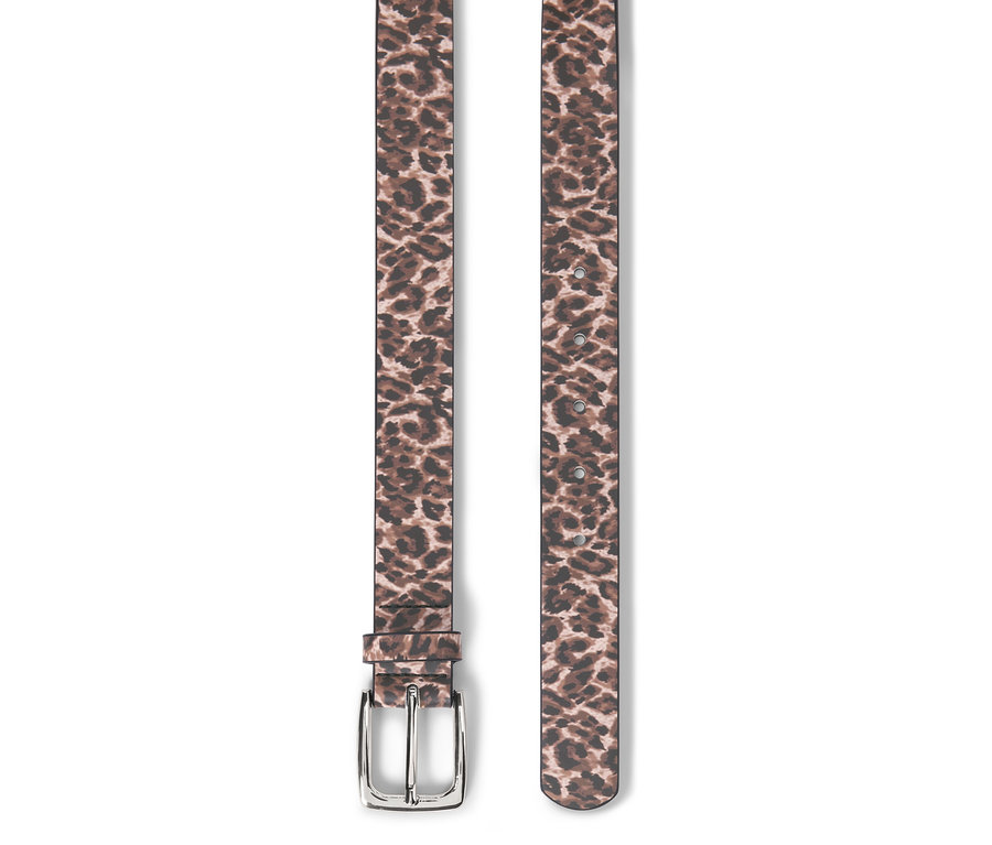Ledergürtel mit Leopardenmuster und silberner Schnalle liegt auf weißem Grund.