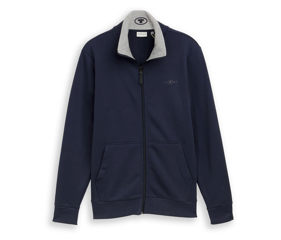 Die marineblaue Tom Tailor Sweatjacke mit Stehkragen, Sky Captain Blue, liegt offen mit Reißverschluss auf weißem Grund.