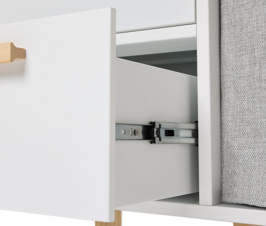 Detailaufnahme eines teilweise geöffneten, weißen Schranks mit hellbraunem Holzgriff und grauem Stoffeinsatz.