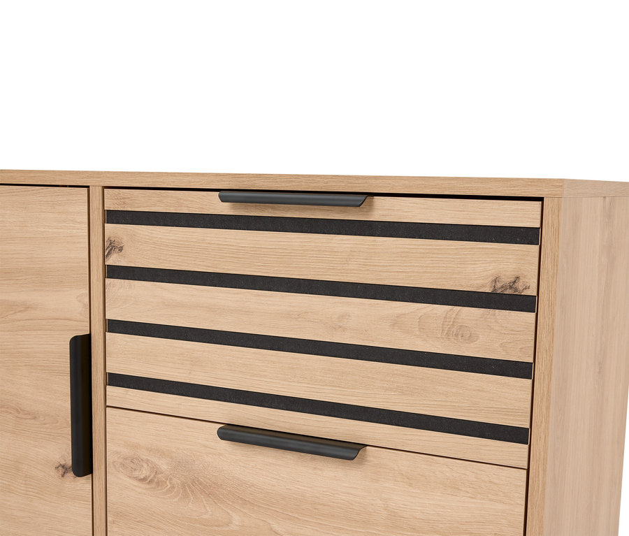 Nahaufnahme eines hellbraunen Holzschranks mit schwarzen Griffen und horizontalen Akzenten.