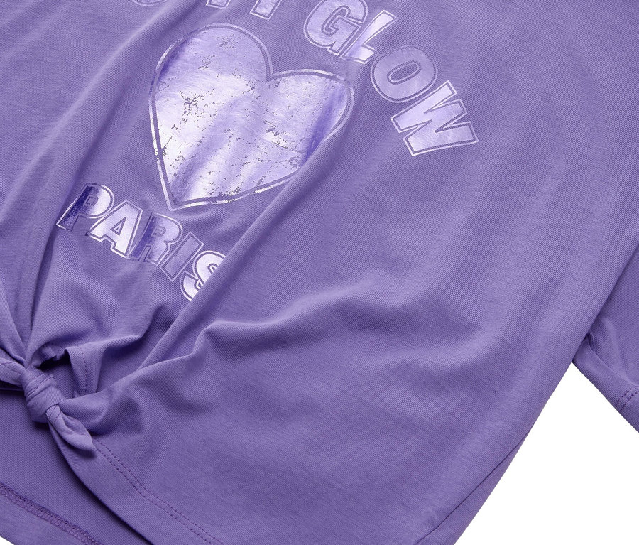 Nahaufnahme eines lila Tom Tailor T-Shirts mit der Aufschrift CITY GLOW PARIS und einem Herzmotiv.