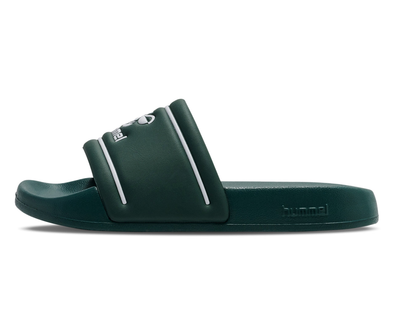 Eine einzelne, grüne hummel® Pool Slide JR Badelatsche liegt seitlich. Sie hat weiße Akzente.