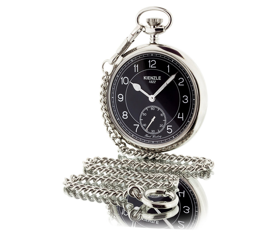 Nahaufnahme der Kienzle Taschenuhr »Noir« mit silberner Kette auf spiegelnder Oberfläche.