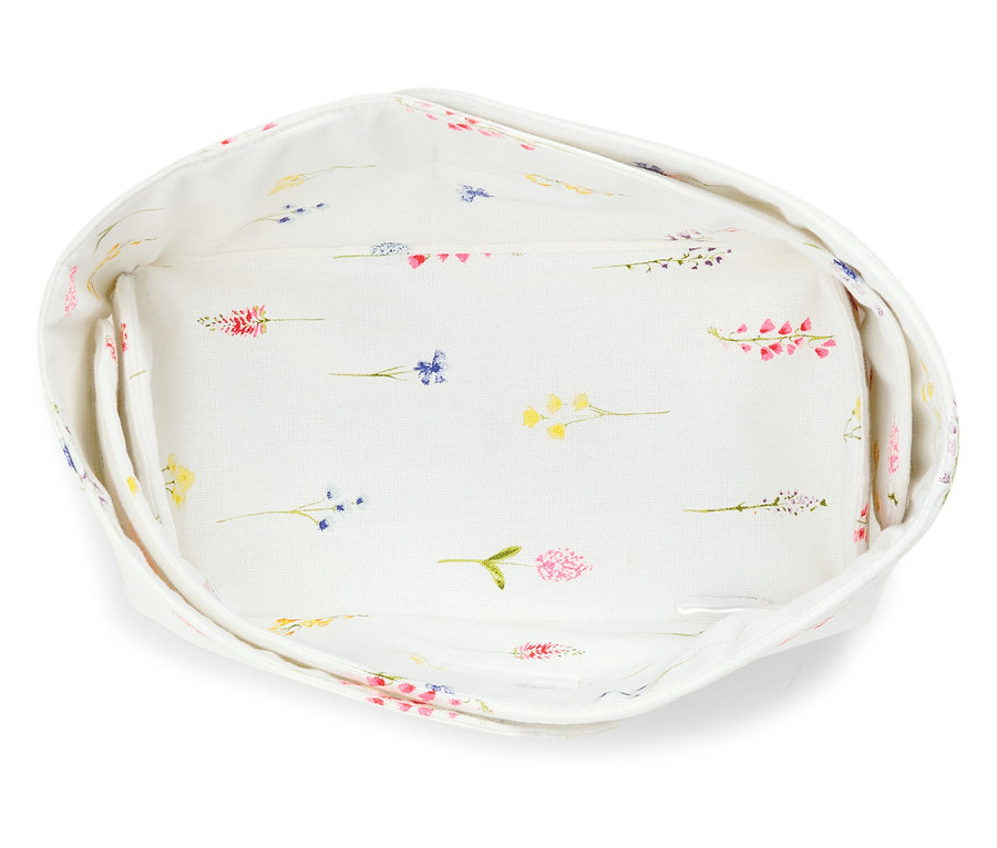 Draufsicht auf einen leeren, stoffbezogenen Brotkorb mit Blumenmuster.