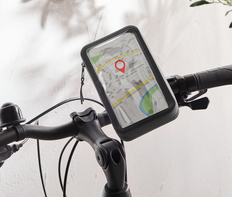 Ein schwarzes Fahrrad mit einer Handyhalterung am Lenker, die eine Karten-App mit einer roten Stecknadel anzeigt.