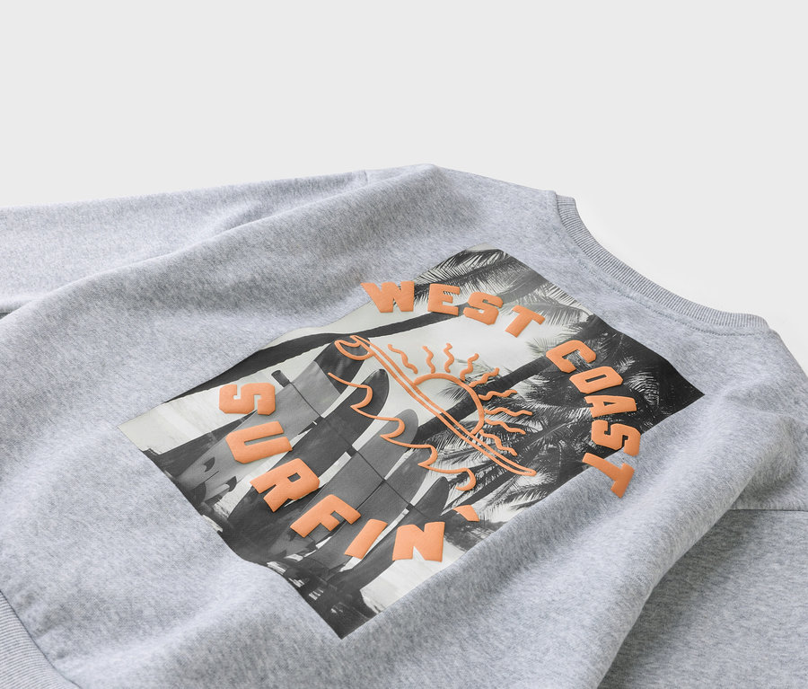 Graues Sweatshirt mit einem Aufdruck von Surfbrettern, Palmen und dem Schriftzug 'West Coast Surfing'.