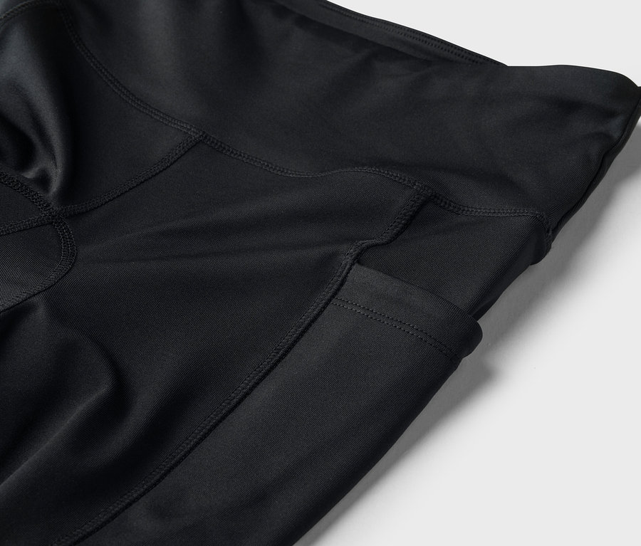 Nahaufnahme von schwarzen Leggings mit einer Tasche.