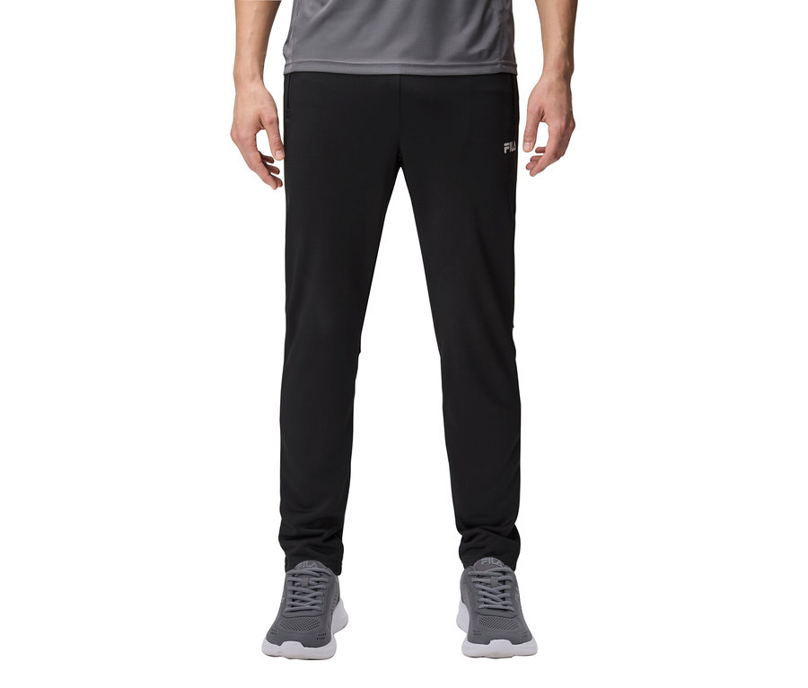 Mann trägt schwarze Trainingshose und graue Turnschuhe.