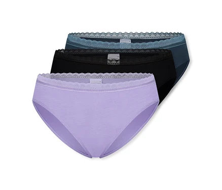 Drei SCHIESSER Rio-Slips: ein hellvioletter, ein schwarzer und ein dunkelblauer, alle mit Spitzenbesatz.
