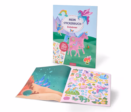 Ein geöffnetes Einhorn-Stickerbuch liegt auf einer weißen Oberfläche. Das Cover zeigt rosa Einhörner, eine blaue Fee und einen Regenbogen. Die linke Innenseite zeigt eine Unterwasserwelt, die rechte Seite eine Vielzahl bunter Einhorn-Sticker.