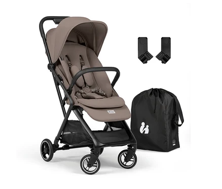 Beiger Kinderwagen mit schwarzem Gestell, daneben zwei schwarze Adapter und eine schwarze Tragetasche mit weißem Logo.