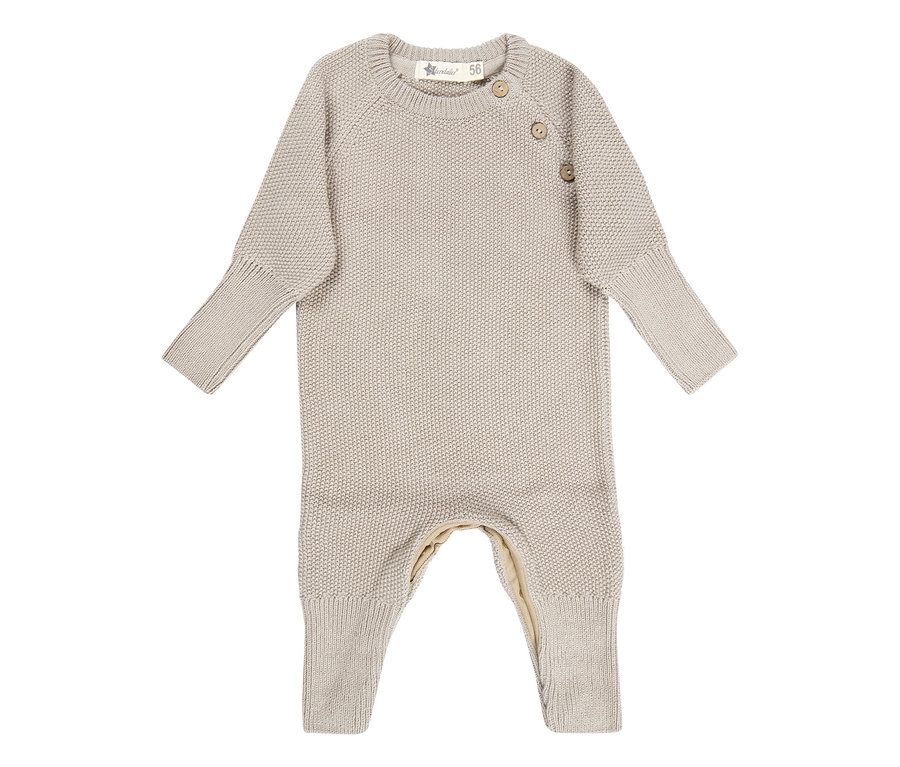 Beiger, gestrickter Baby-Strampler mit langen Ärmeln und Beinen, rundem Halsausschnitt und zwei Knöpfen an der Schulter.