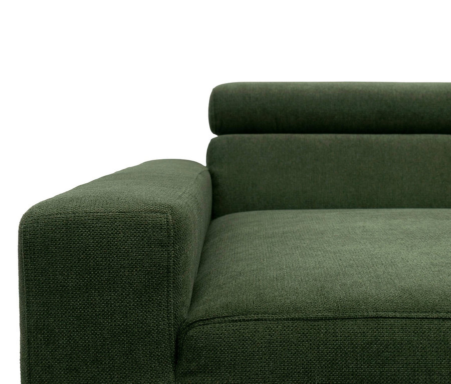 Dunkelgrünes Sofa aus strukturiertem Stoff, mit dicker Armlehne, Sitzfläche und Rückenlehne mit horizontaler Naht.