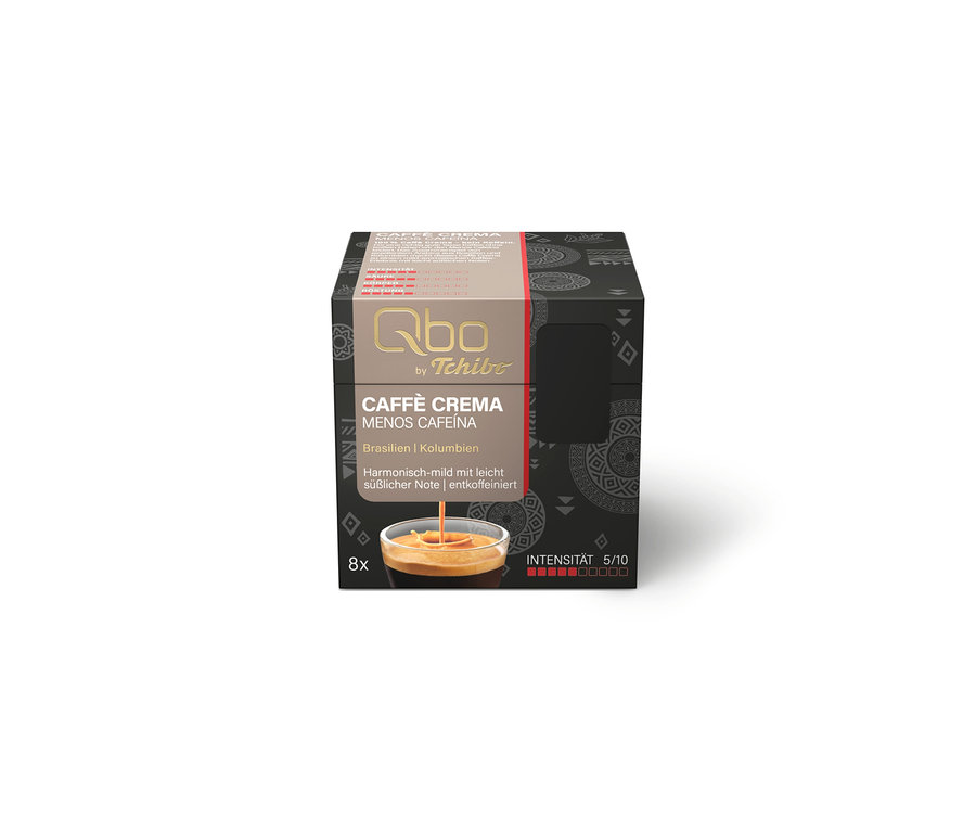 Eine schwarze Qbo by Tchibo Kaffeepackung mit braunem Band, beschriftet mit „Caffè Crema Menos Cafeína“, „Brasilien | Kolumbien“, „harmonisch-mild mit leicht süßlicher Note | entkoffeiniert“, „8x“ und Intensität 5/10.