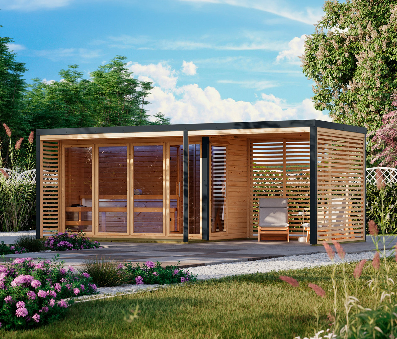 Modernes Gartenhaus aus Holz mit verglaster Saunakabine und offener Pergola mit Liegestuhl, umgeben von grüner Wiese und blühenden Sträuchern.