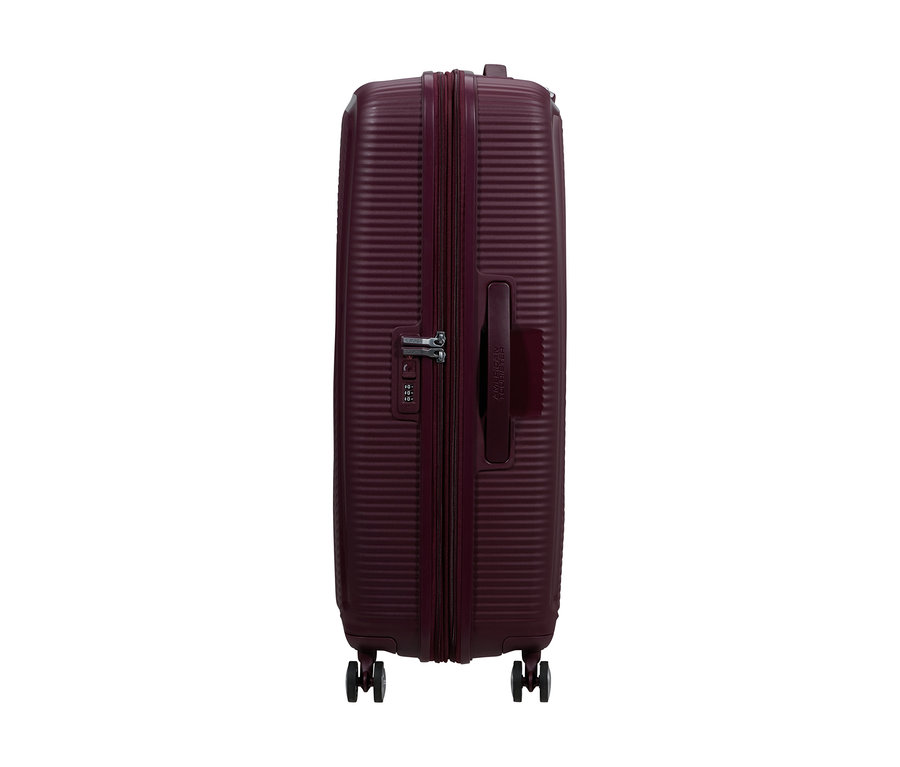 Großer American Tourister Soundbox Hartschalen-Koffer in Wildkirschrot, aufrecht stehend, mit Zahlenschloss und vier Spinner-Rädern.