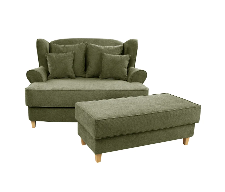 Ein olivgrünes Zweisitzer-Sofa im Ohrensessel-Stil mit vier passenden Kissen und einem rechteckigen Hocker, beide mit hellen Holzfüßen.